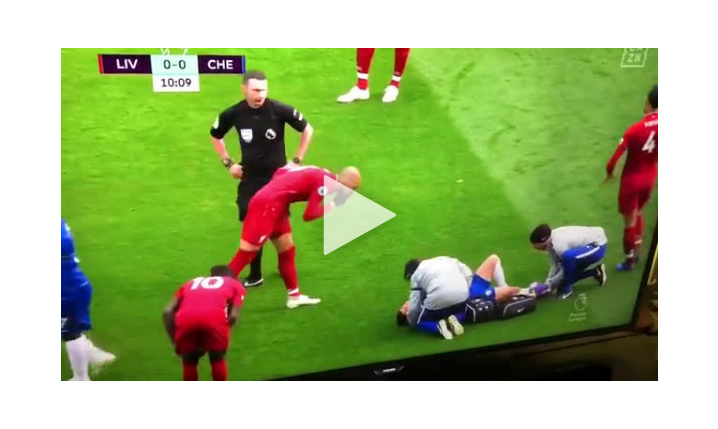 Fabinho prawie WYSMARKAŁ się na leżącego piłkarza Chelsea [VIDEO]